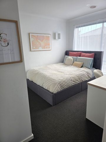 Cranbourne East - Photo 3