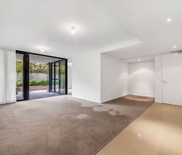 One Bedroom Apartment with Oversized Courtyard - Photo 2