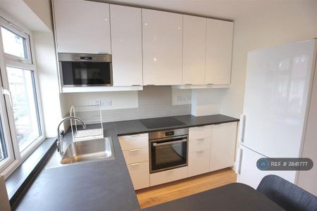 3 bedroom flat to rent - Photo 2