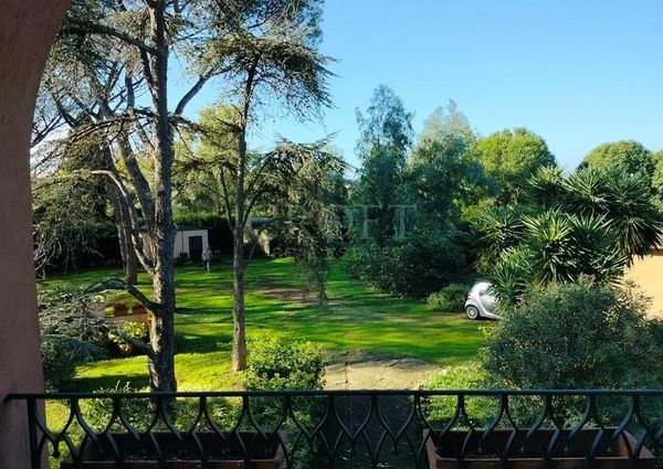 Ardeatina-Divino Amore: Quiet, charming rustic villa, big and well-curated garden, 3 beds, 1 study, 3 baths, living room, kitchen, with terraces , AC and parking space. Ref 2322