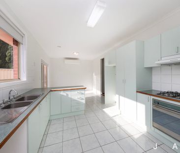 Bright, Spacious & Perfectly Positioned - Photo 6