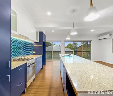 Spacious, Air-conditioned Tri Level Townhouse in a Quiet Taringa St... - Photo 5