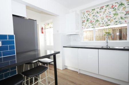 5 bedroom detached house to rent - Photo 2