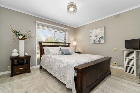 GORGEOUS FOUR BEDROOM FAMILY HOME - Photo 2