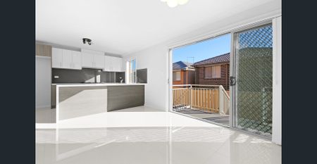 Stunning Townhouse In Prime Position - Photo 5