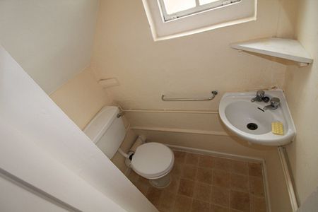 1 bed Room in Shared House - To Let - Photo 2