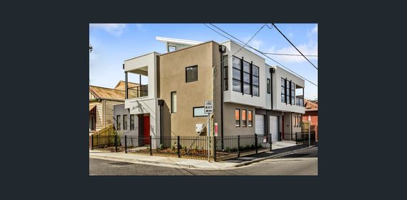 Beautiful Townhouse - Photo 2