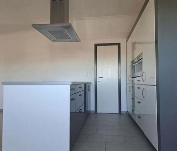 Ruim en lichtrijk appartement met 2 slaapkamers en autostaanplaats - Photo 2