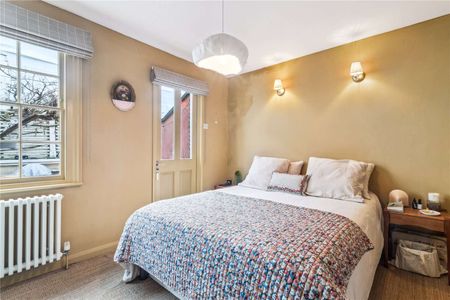 A charming two bedroom end-of-terrace house on Bridstow Place - Photo 5