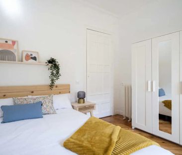 Room in a shared 8-bedroom apartment for rent in Almagro. - Foto 4