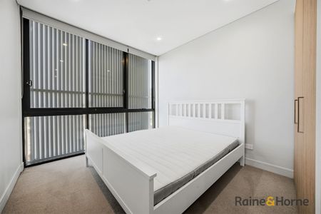 Fully Furnished 2-Bed, 2-Bath Apartment with Parking in Bondi Junction - Photo 4