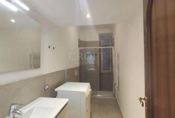 Monteverde Vecchio: Modern 2 bedroom, 2 bath, large living room, separate kitchen. Bright, silent, parquet floors, situated in lovely period building, excellent area, near park. Ref. 2364.