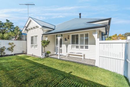 Stylishly Renovated Fully Furnished Cottage in Prime Location - Photo 5