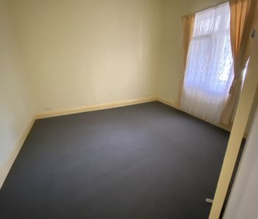 Gorgeous and Spotless Small Family Home - Gardener Included! - Photo 1