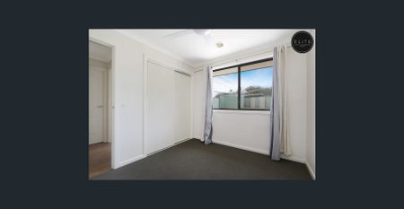 EAST ALBURY LIVING - Photo 3