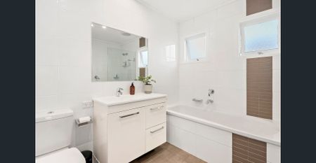 Renovated modernist family home in sought-after position - Photo 2