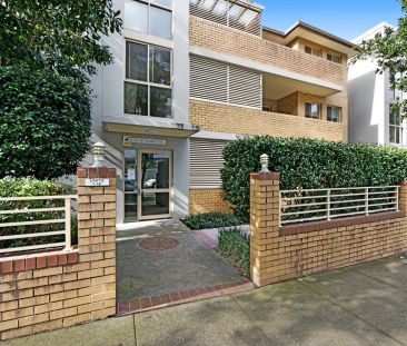 Exceptionally located, renovated apartment overlooks Park Road - Photo 1