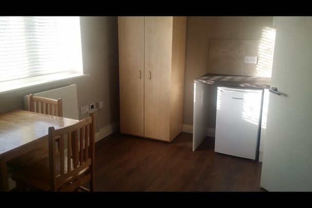 Studio Flat, Boundfield Road, SE6 - Photo 1