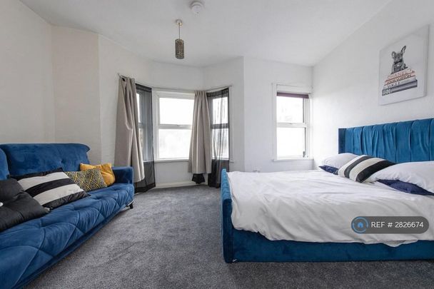 1 bedroom in a flat share to rent - Photo 1