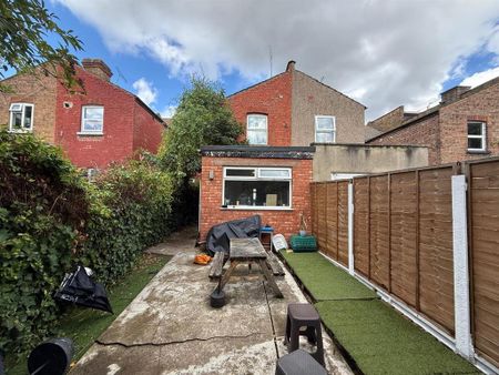 5 bedroom terraced house to rent - Photo 2