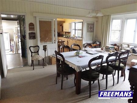 4 Bedroom, 2 Bathroom Home on 1,399 m² Block - Photo 4