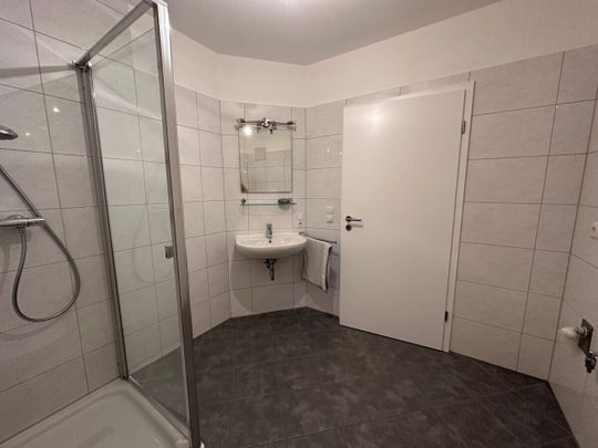 Stuhr: TOP renovierte 2 Zimmer Whg., neue EBK, großem Balkon, TG-Stellplatz, Fahrstuhl, barrierefrei - Foto 1