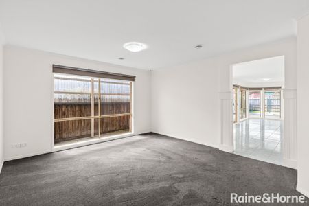 Stunning Family Home in Roxburgh Park - Photo 5