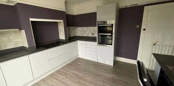 3 bedroom house - semi-detached to rent - Photo 2