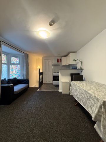1 Bed Flat, High Road, IG1 - Photo 2