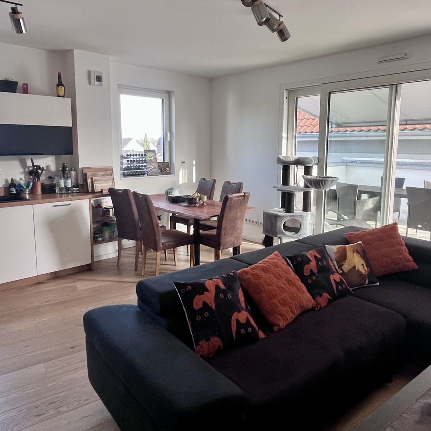 Moderne Dreizimmerwohnung mit Dachterrasse, Einbauküche und TG-Stellplatz mit Ladestation - Photo 1