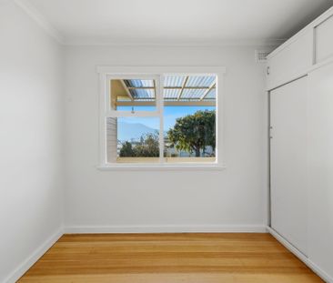 Family Home with Water Views - Photo 4