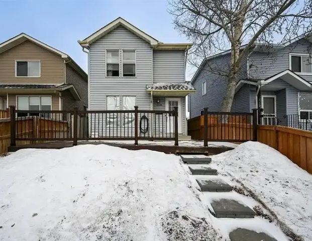 3 Bedroom House in the Castleridge Neighborhood | Calgary - Photo 1