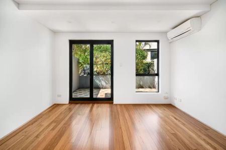 Freshly updated one bedroom apartment in the heart of Newtown - Photo 3