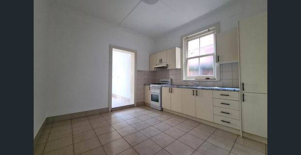 Spacious 3-Bedroom Unit in Prime Pascoe Vale South Location - Photo 1