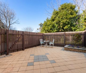Fantastic 3 bedroom townhouse -6 month lease only - Photo 2