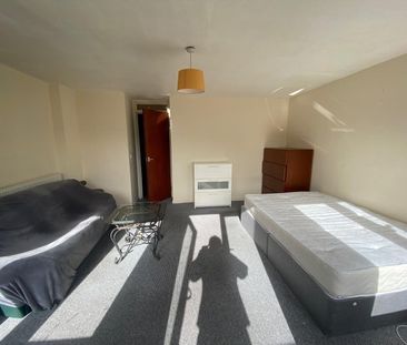 Room in a Shared House, Maysoule Road, SW11 - Photo 3