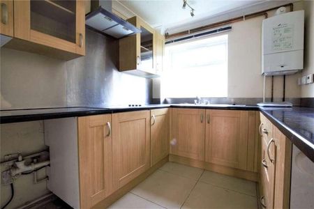 Pinewood Park, Farnborough, Berkshire, GU14 - Photo 3