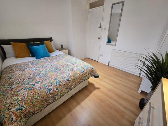 1 bedroom in a house share to rent - Photo 1