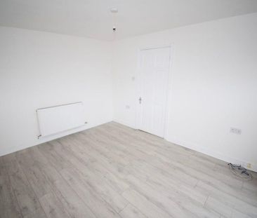 3 bedroom end of terrace house to rent - Photo 2