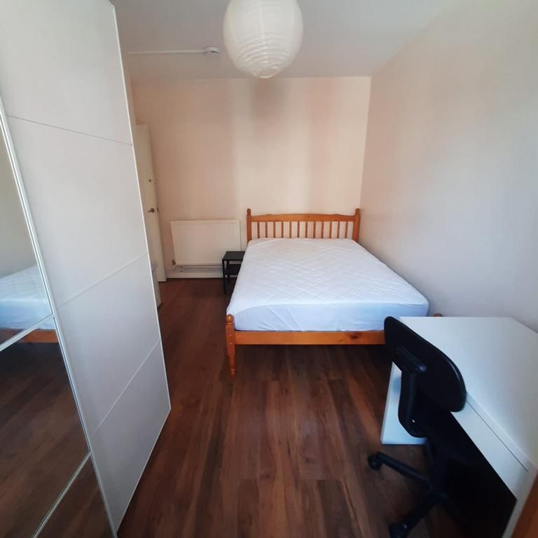 1 bedroom in a house share to rent - Photo 1