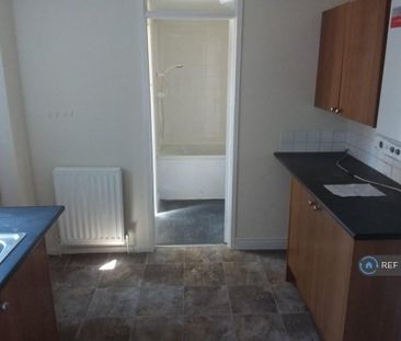3 bedroom flat to rent - Photo 3