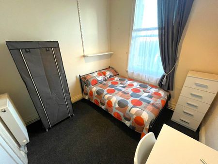 1 bedroom in a house share to rent - Photo 4