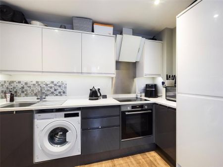 2 bedroom flat to rent - Photo 2