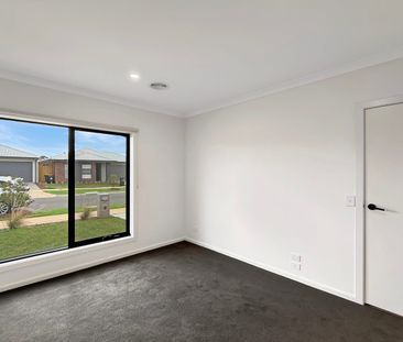 🏡 Brand New 5-Bedroom House in Brookfield - Photo 2