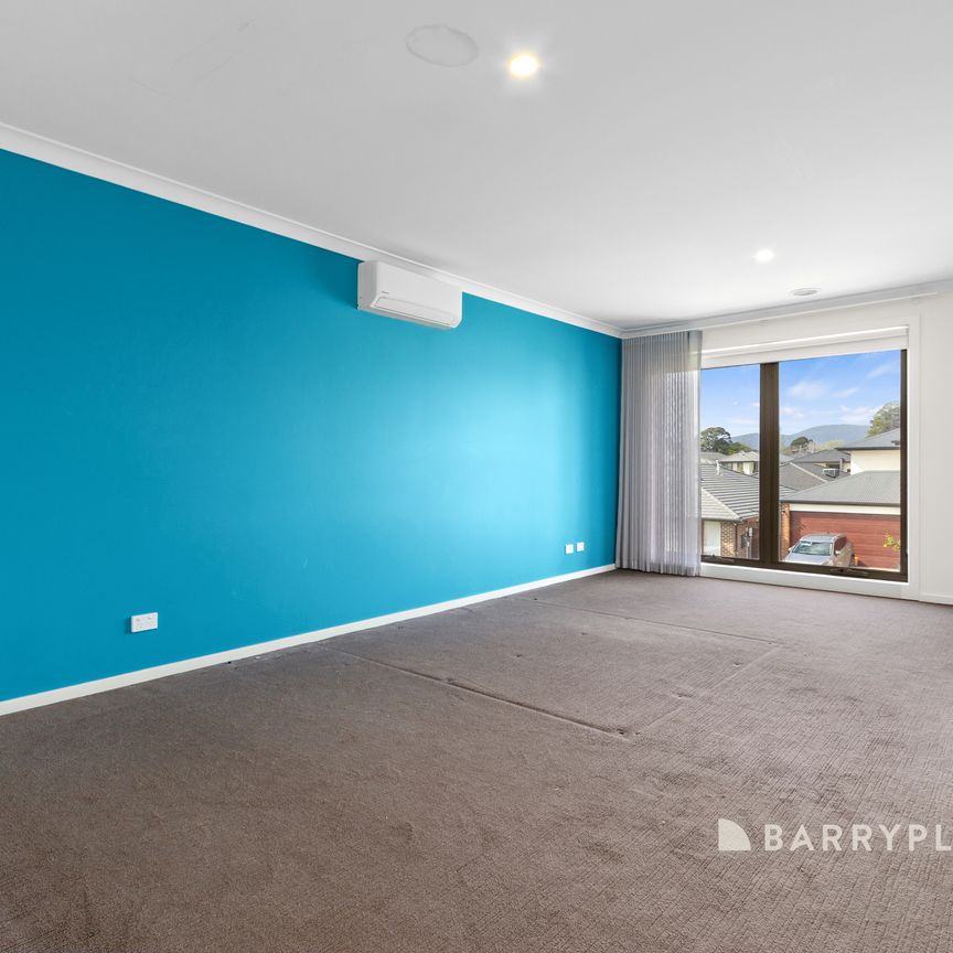 Spacious Four-Bedroom Home in the Harcrest Estate. - Photo 1