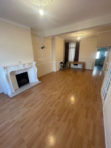 3 Bed Terraced House, Masterman Road, E6 - Photo 2