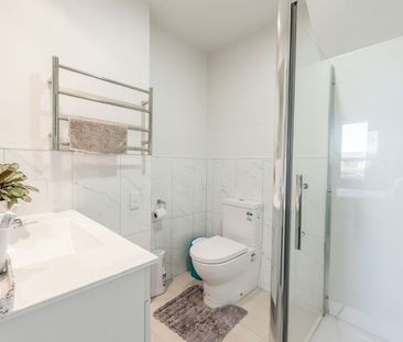 Immaculate 3 bedroom townhouse with garage! - Photo 1