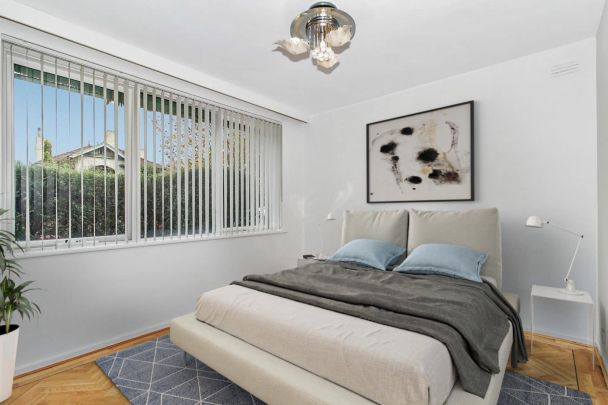 Modern Ground Floor Apartment – Walk to EVERYTHING - Photo 1