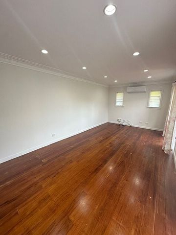 Charming 3BR Home in Vibrant Onehunga - Photo 4