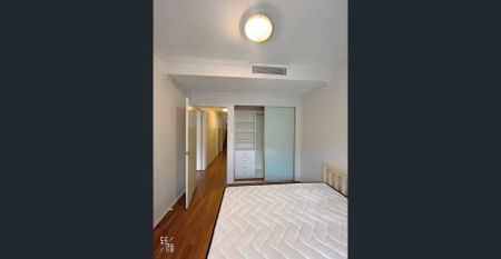 Modern Split-Level Apartment | Prime Location | Walk to Train, City & Universities - Photo 2